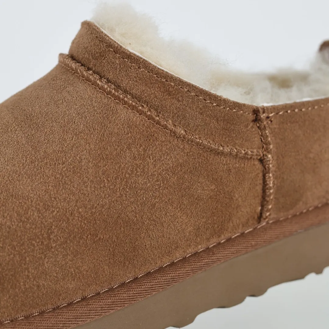 Pick up locally 💰520 Core recommendation Good price Independently developed original outsole, cashmere insole, keeping warm in winter, suitable for home use. In recent years, uug has launched a style series, which is partially skewed towards the preferences of young consumers, and has also been at the forefront of fashion trends. Shoe body material, water-repellent coated suede upper, 17mm UGGPURE™ implanted wool insole, lightweight non-slip and comfortable rubber outsole, with brand LOGO, complete packaging, size: 35 36 37 38 39 40